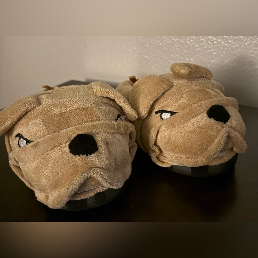 Wiggle Warms Bulldog Slippers | Big Kids XL (11–12) | Unisex Plush House Shoes - Picture 3 of 6